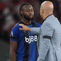 Arne Slot, managerul lui Liverpool, l-a consolat pe Antonio Semenyo, autorul „dublei” de pe Anfield, după eșecul lui Bournemouth (2-4) și episodul rasist / Foto: Imago
