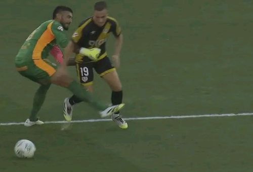 La scorul de 0-2, portarul argentinian a primit o pasă înapoi de la un coechipier. A ținut prea mult de minge, a încercat să dribleze un adversar, dar Jorge de Frutos l-a deposedat.