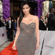 Kim Kardashian a devenit celebră după un sextape cu fostul ei partener, rapperul Ray J. Pentru a fi publicat, rapperul i-a plătit membrei familiei Kardashian o mare sumă de bani. Atunci, Kim s-a hotărât să pornească showul „Keeping up with the Kardashians”.