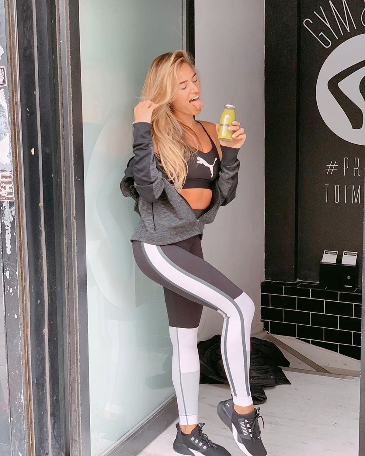 FOTO După 8 ani de relație cu soția fratelui, o legendă a fotbalului are acum o iubită cu 15 ani mai tânără!