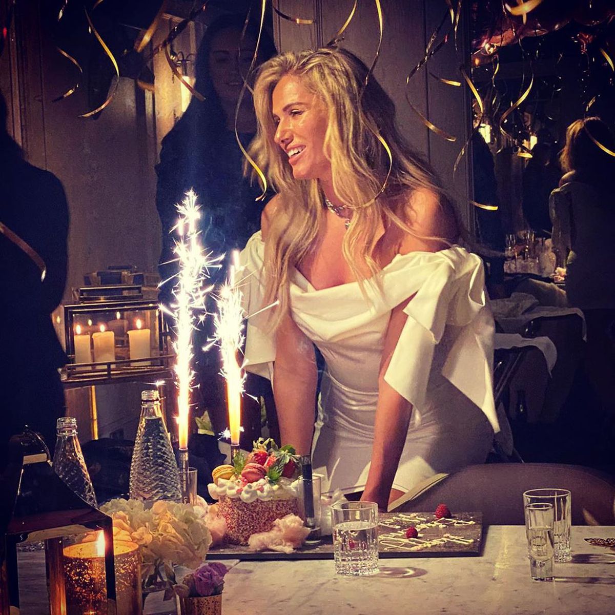 FOTO După 8 ani de relație cu soția fratelui, o legendă a fotbalului are acum o iubită cu 15 ani mai tânără!