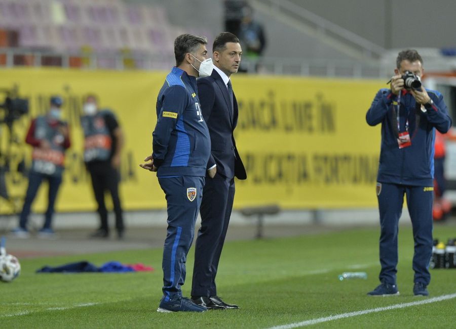Silviu Ioniță și Mirel Rădoi, pe margine, înainte de meciul cu Irlanda de Nord: