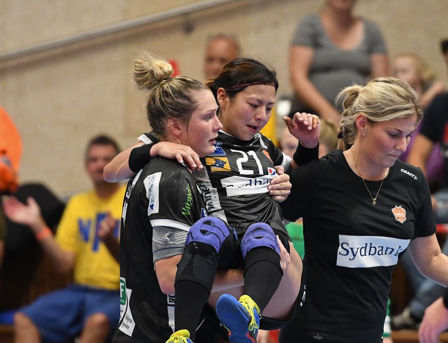 Momentul în care Ikehara este scoasă din teren FOTO Nykøbing F. Håndboldklub - NFH Momentul în care Ikehara este scoasă din teren FOTO Nykøbing F. Håndboldklub - NFH