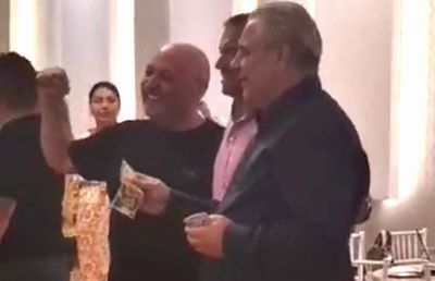 Șumudică a aruncat în lăutari cu banii primiți de la Neluțu Varga » Cea mai cerută dedicație la ziua lui Gigi Corsicanu