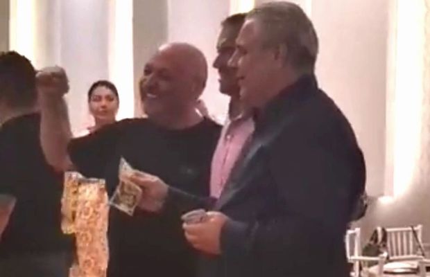 Șumudică a aruncat în lăutari cu banii primiți de la Neluțu Varga » Cea mai cerută dedicație la ziua lui Gigi Corsicanu