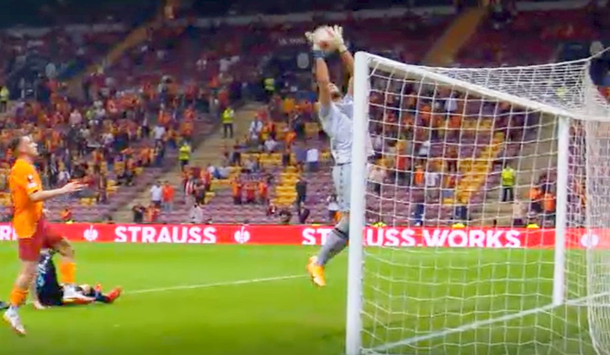 Cicâldău și Moruțan, martori la un autogol absolut incredibil » Portarul lui Lazio a prins mingea și a trimis-o în propria poartă