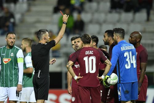 Mario Camora (34 de ani) a fost eliminat în minutul 50 al partidei dintre Jablonec și CFR Cluj, la scorul de 0-0 / FOTO: Captură @Pro X