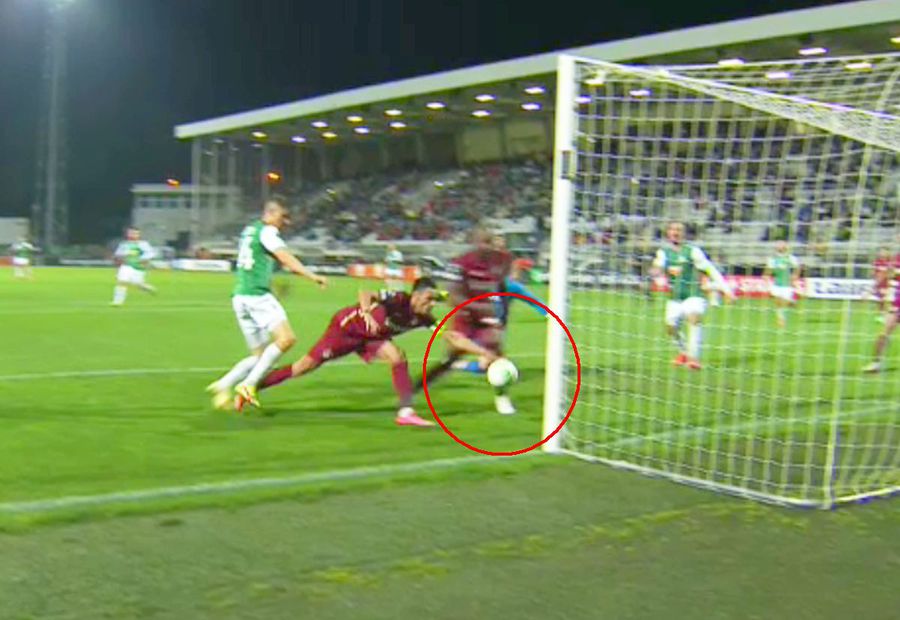 Momentul în care Mario Camora oprește mingea cu mâna / FOTO: Captură @Pro X Mario Camora, gest incredibil în Jablonec - CFR Cluj » Henț intenționat la câțiva centimetri de poarta lui Bălgrădean