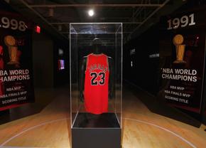 A fost doborât recordul pentru cel mai scump tricou din istorie! Peste 10 millioane de $ licitate pentru cel purtat de un star din NBA