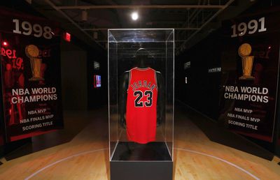 A fost doborât recordul pentru cel mai scump tricou din istorie! Peste 10 millioane de $ licitate pentru cel purtat de un star din NBA