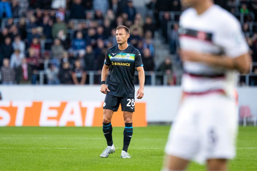 Ștefan Radu pare pierdut pe teren în meciul cu Midtjylland  // Foto: Imago
