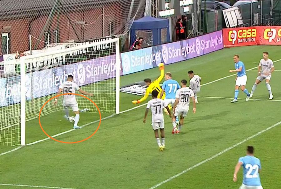 În minutul 45, scos din offside de Duarte, Droppa a șutat la poartă, mingea fiind respinsă de după linia porții de fundașul oltenilor Voluntari o bate pe FCU Craiova și o ține în afara play-off-ului