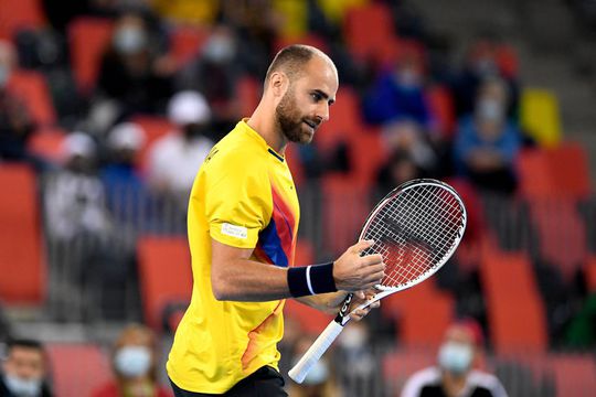 Marius Copil (31 de ani, 347 ATP) îl înfruntă acum pe Alex Molcan (24 de ani, 45 ATP).