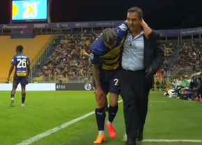 Imaginile durerii! Valentin Mihăilă s-a accidentat și nu a putut să iasă singur de pe gazon » Panică pentru Mircea Lucescu