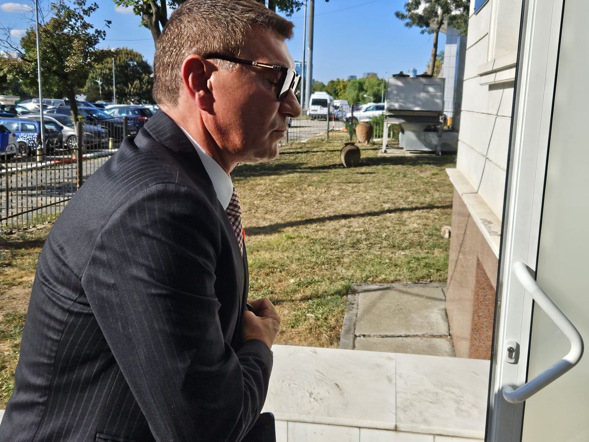 Familia Dinamo și-a luat rămas-bun de la Gigi Mulțescu și Valentin Samungi! Foștii mari sportivi au fost depuși la muzeul din Ștefan cel Mare + Momente copleșitoare cu Alexandru Băluță