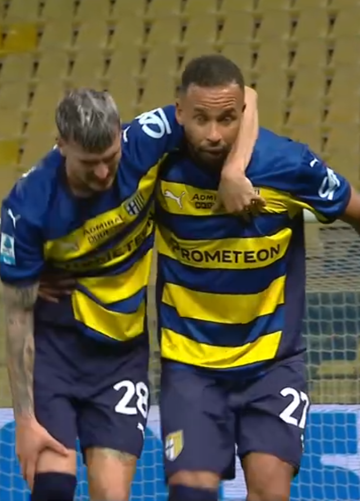 Imaginile durerii! Valentin Mihăilă s-a accidentat și nu a putut să iasă singur de pe gazon » Panică pentru Mircea Lucescu