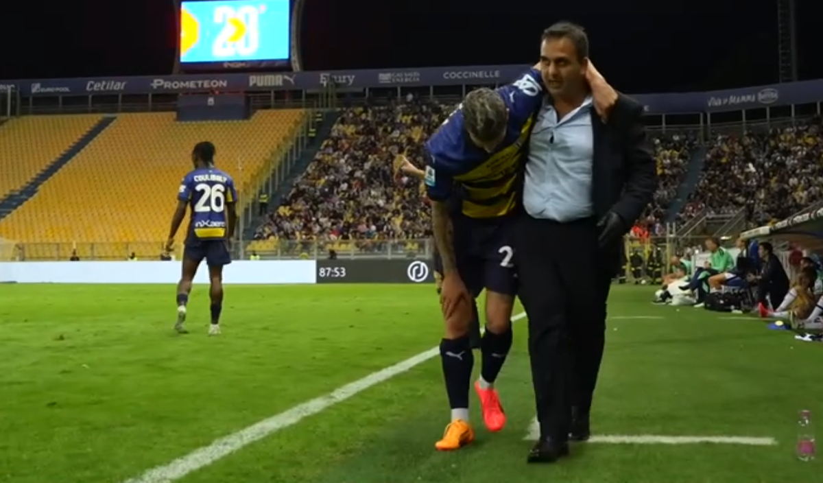 Imaginile durerii! Valentin Mihăilă s-a accidentat și nu a putut să iasă singur de pe gazon » Panică pentru Mircea Lucescu