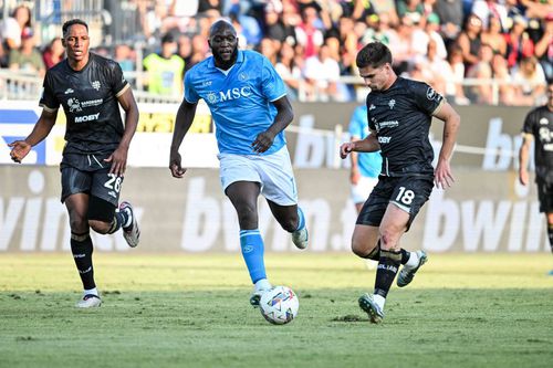 Răzvan Marin, talonat de Romelu Lukaku, jucătorului meciului Cagliari - Napoli 0-4 / Foto: Imago