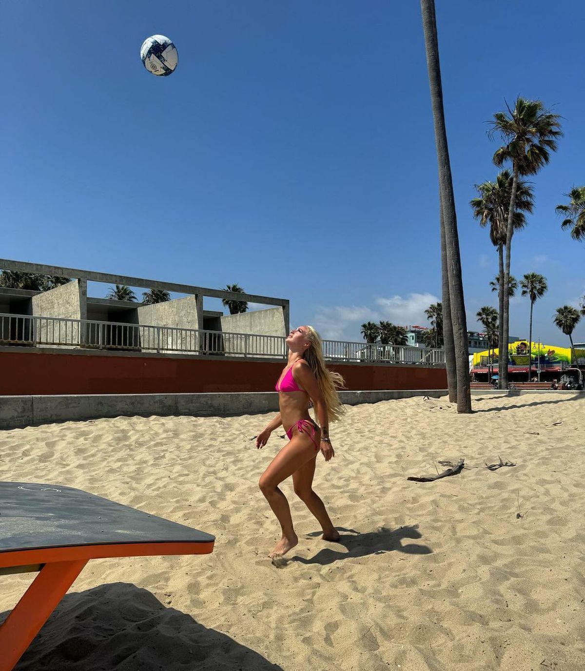 L-a uitat rapid pe jucător » Cea mai sexy fotbalistă tocmai și-a oficializat relația cu ispita de la Insula Iubirii