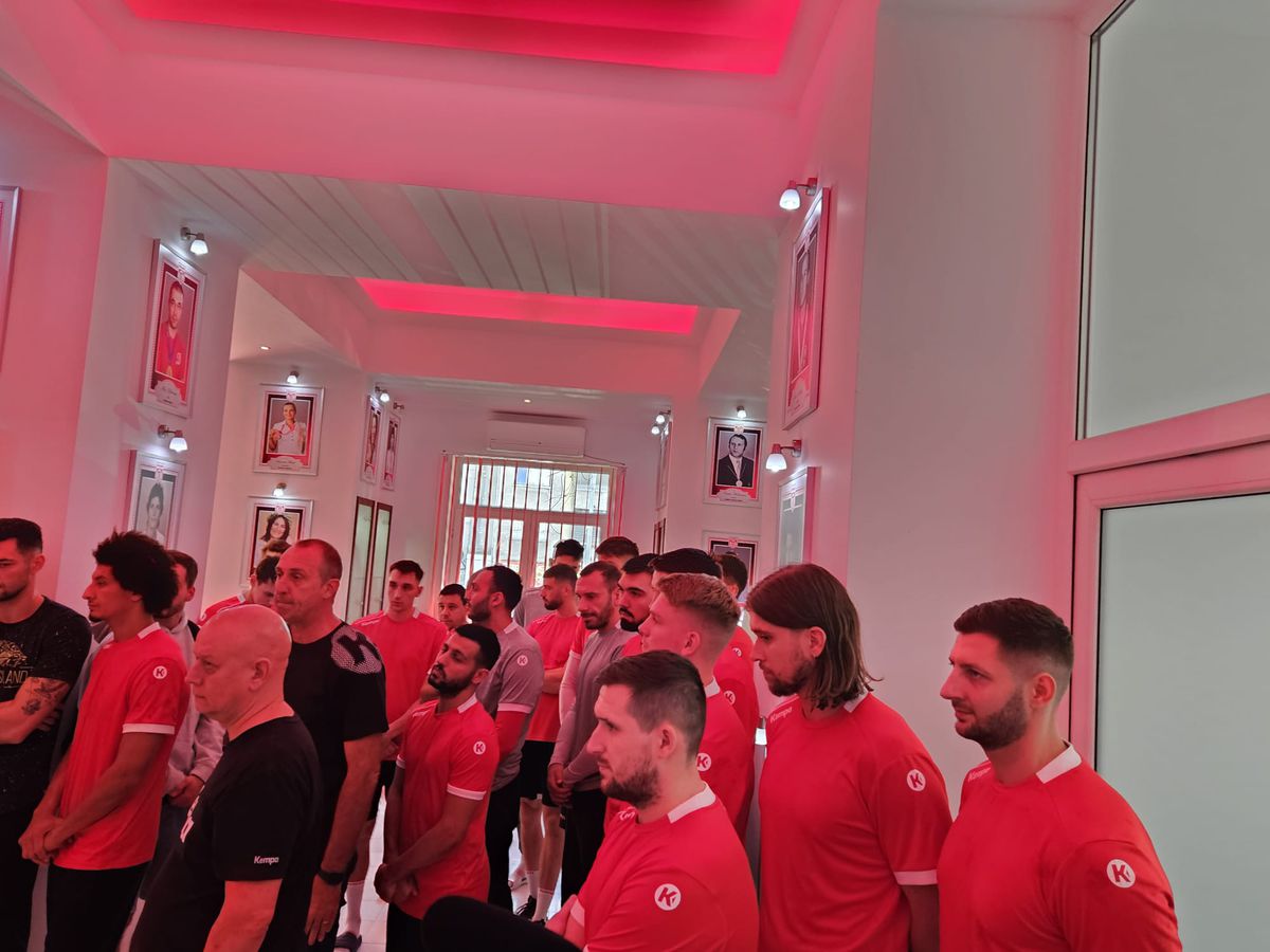 Familia Dinamo și-a luat rămas-bun de la Gigi Mulțescu și Valentin Samungi! Foștii mari sportivi au fost depuși la muzeul din Ștefan cel Mare + Momente copleșitoare cu Alexandru Băluță