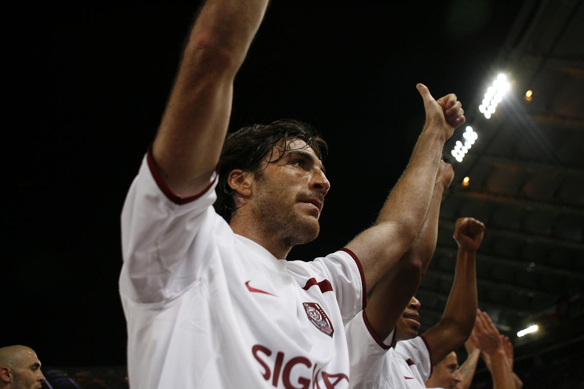 Fix 17 ani de când zidarul Culio a răpus gladiatorii » Imagini memorabile de pe Olimpico + Amintirile „Papei de la Roma”: „Fază tare cu Trică în vestiar”