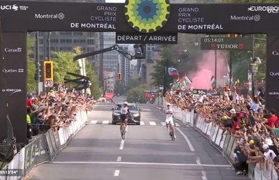 Unul dintre momentele anului în sportul mondial » Gestul superb al lui Tadej Pogacar, scăpat cu „șoseaua goală” spre victorie