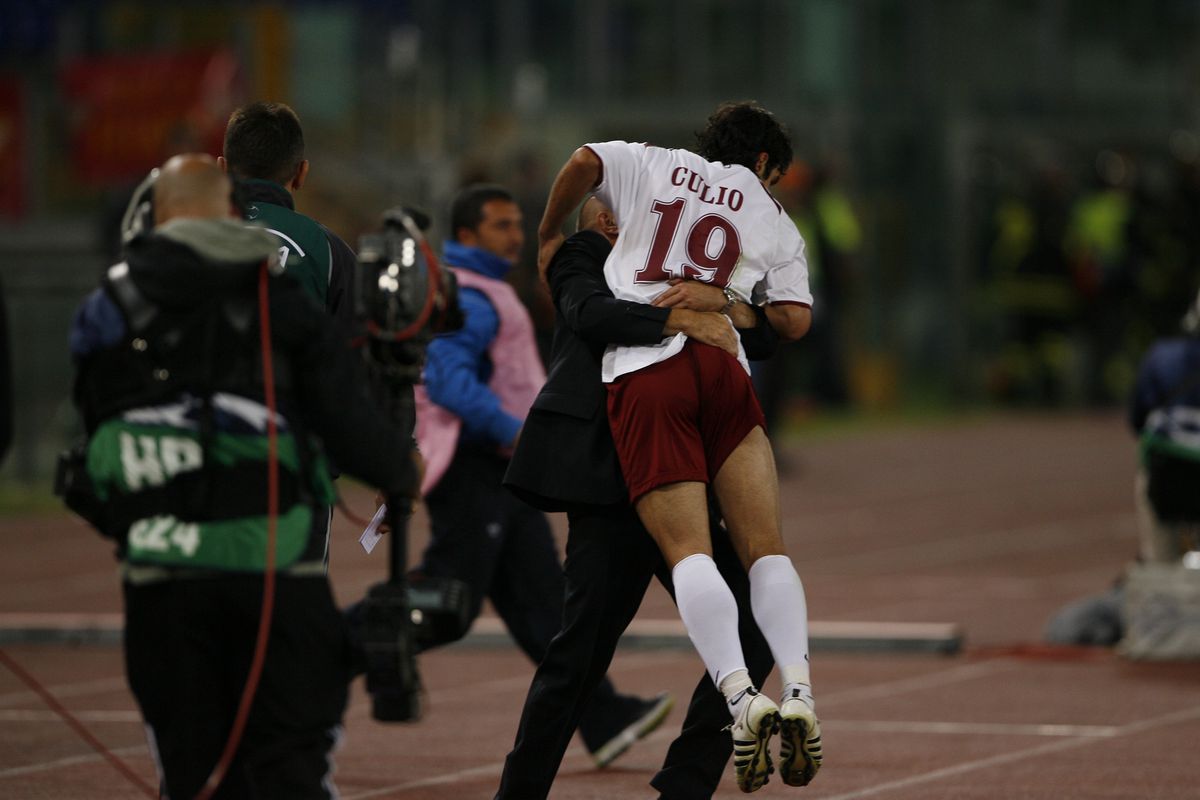 Fix 17 ani de când zidarul Culio a răpus gladiatorii » Imagini memorabile de pe Olimpico + Amintirile „Papei de la Roma”: „Fază tare cu Trică în vestiar”