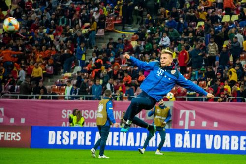 FOTO: Eurosport // Andrei Radu executând o foarfecă în pauza meciului cu Norvegia (1-1)