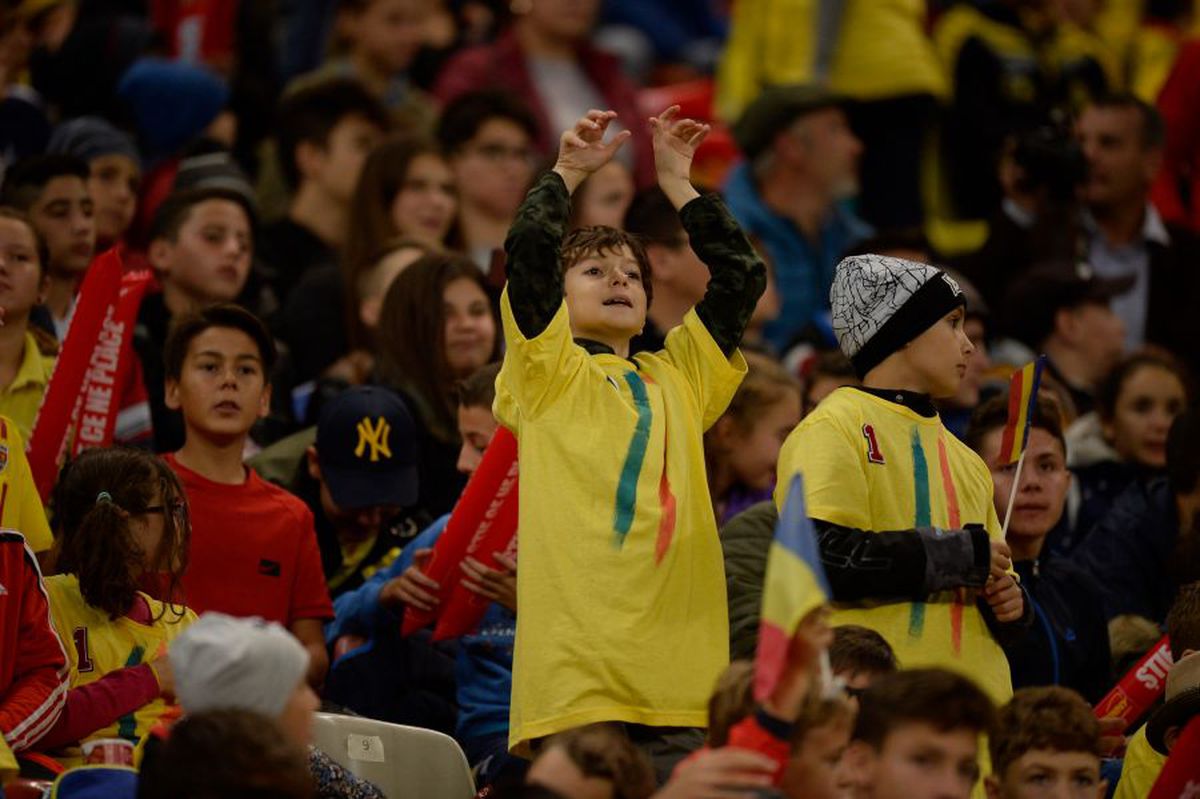 FOTO Naționala cu tricouri » Doar patru jucători le-au dat tricourile copiilor din tribune