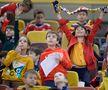 FOTO Naționala cu tricouri » Doar patru jucători le-au dat tricourile copiilor din tribune