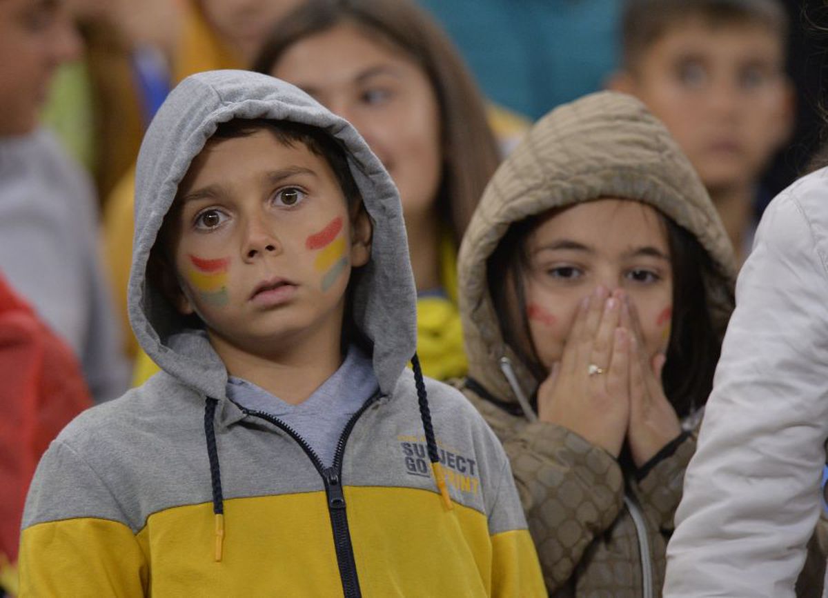 FOTO Naționala cu tricouri » Doar patru jucători le-au dat tricourile copiilor din tribune