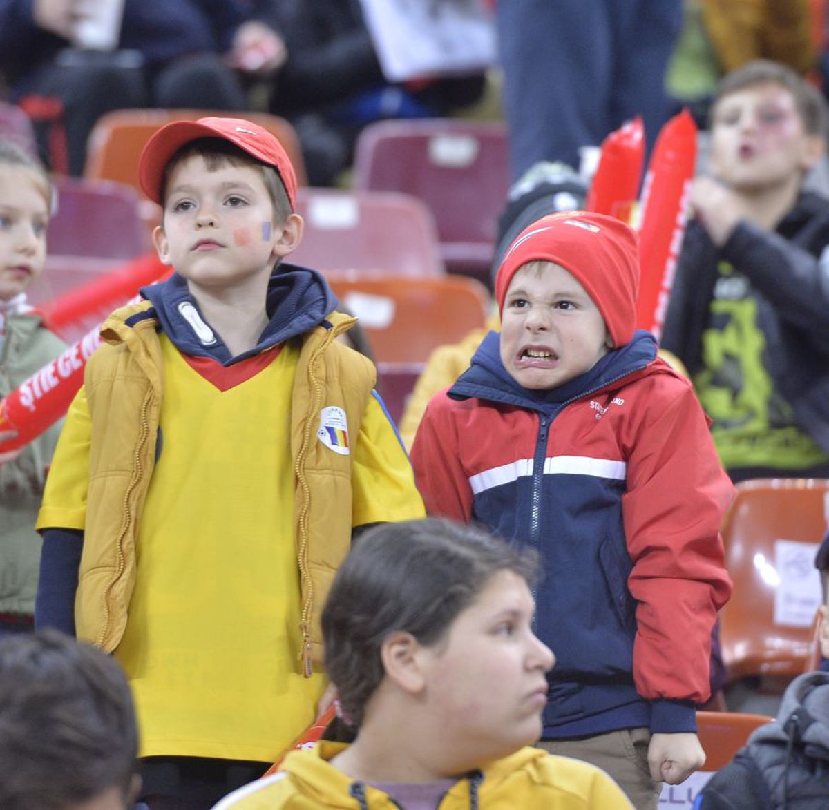 FOTO Naționala cu tricouri » Doar patru jucători le-au dat tricourile copiilor din tribune