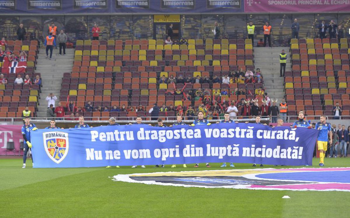 FOTO Naționala cu tricouri » Doar patru jucători le-au dat tricourile copiilor din tribune