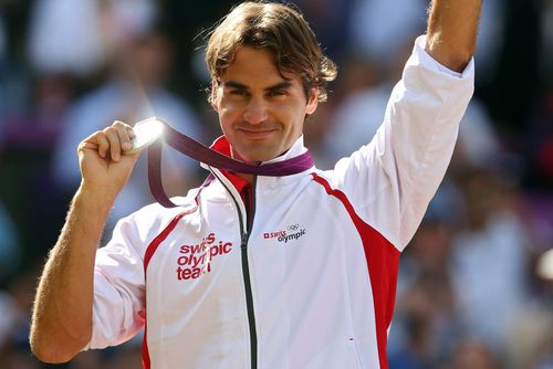 FOTO: GettyImages // Roger Federer cu medalia de argint la JO 2012, când a fost învins în finală de Andy Murray