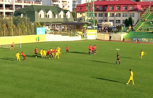 VIDEO Gol de poveste în Liga 2! Torpila l-a lăsat fără replică pe portar