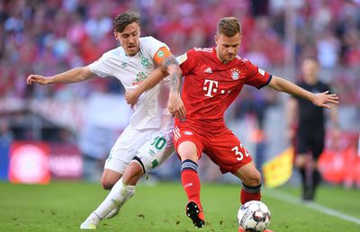 O vedetă din Bundesliga, jocuri de cărți într-un bar cu străini. Fără mască!