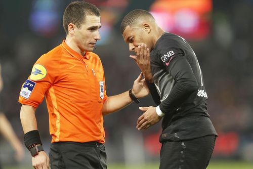 Kylian Mbappe reclamă o lovitură primită în meciul cu Angers // foto: Imago Images