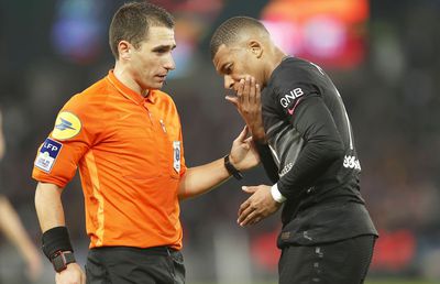 Antrenorul lui Angers se revoltă: „Simt furie. Deciziile arbitrilor au făcut diferența cu PSG”