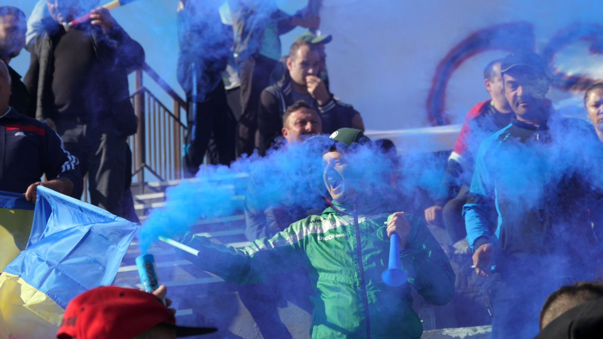 Show cu torțe și fumigene la Ariceștii Rahtivani - Prahova Nedelea + Mici, bere și o rivalitate incredibilă pe doi kilometri: „Cum să ținem cu Steaua sau cu Dinamo?”