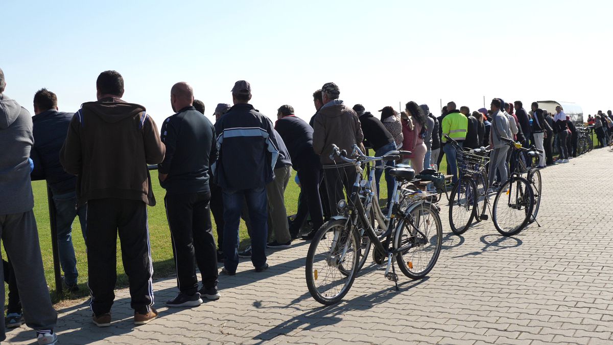 Show cu torțe și fumigene la Ariceștii Rahtivani - Prahova Nedelea + Mici, bere și o rivalitate incredibilă pe doi kilometri: „Cum să ținem cu Steaua sau cu Dinamo?”