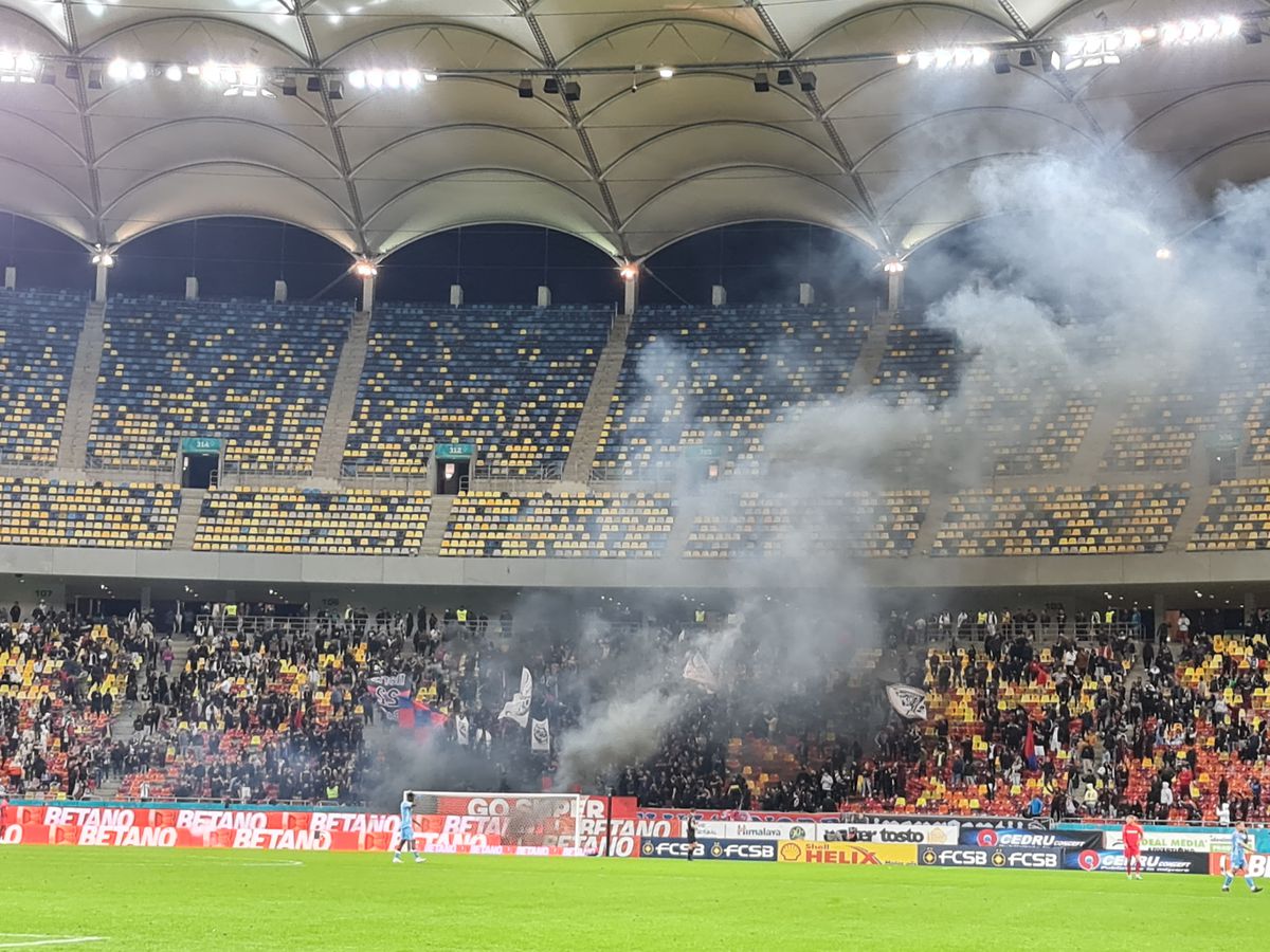 FCSB - UTA. Meci oprit din cauza torțelor din Peluză
