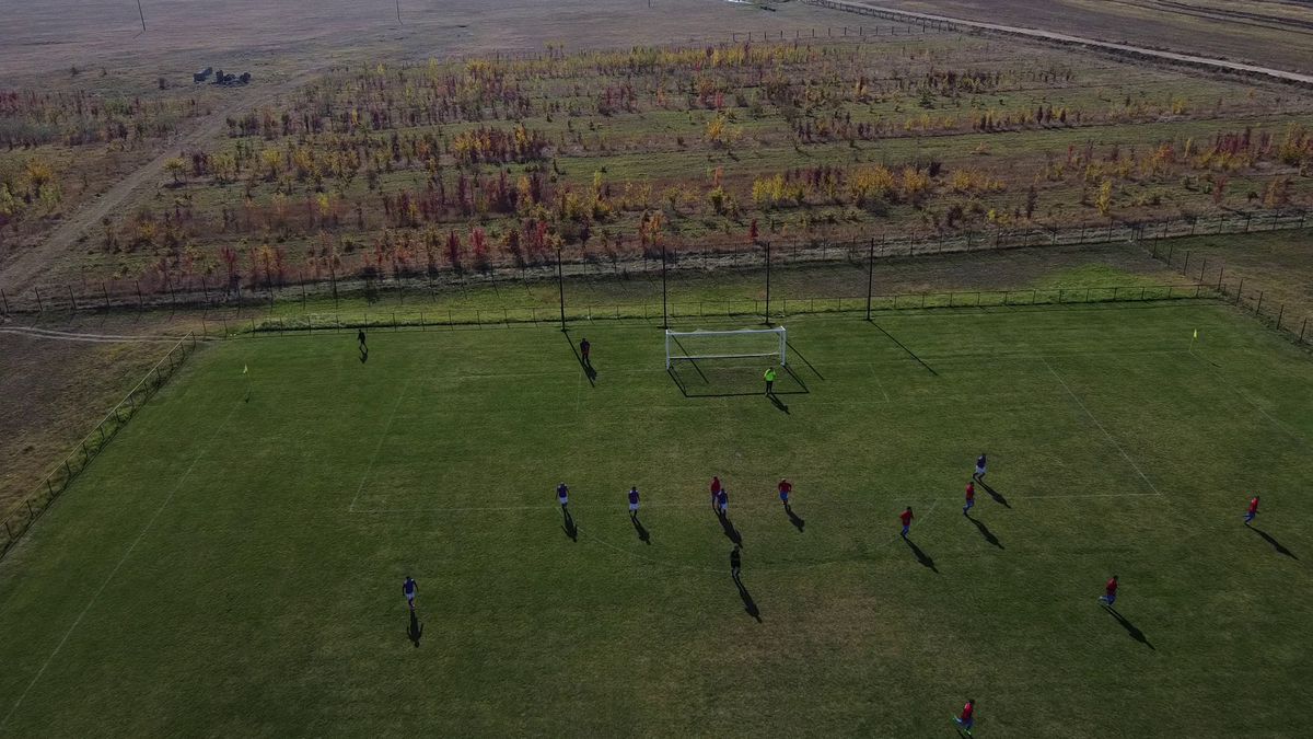 Show cu torțe și fumigene la Ariceștii Rahtivani - Prahova Nedelea + Mici, bere și o rivalitate incredibilă pe doi kilometri: „Cum să ținem cu Steaua sau cu Dinamo?”