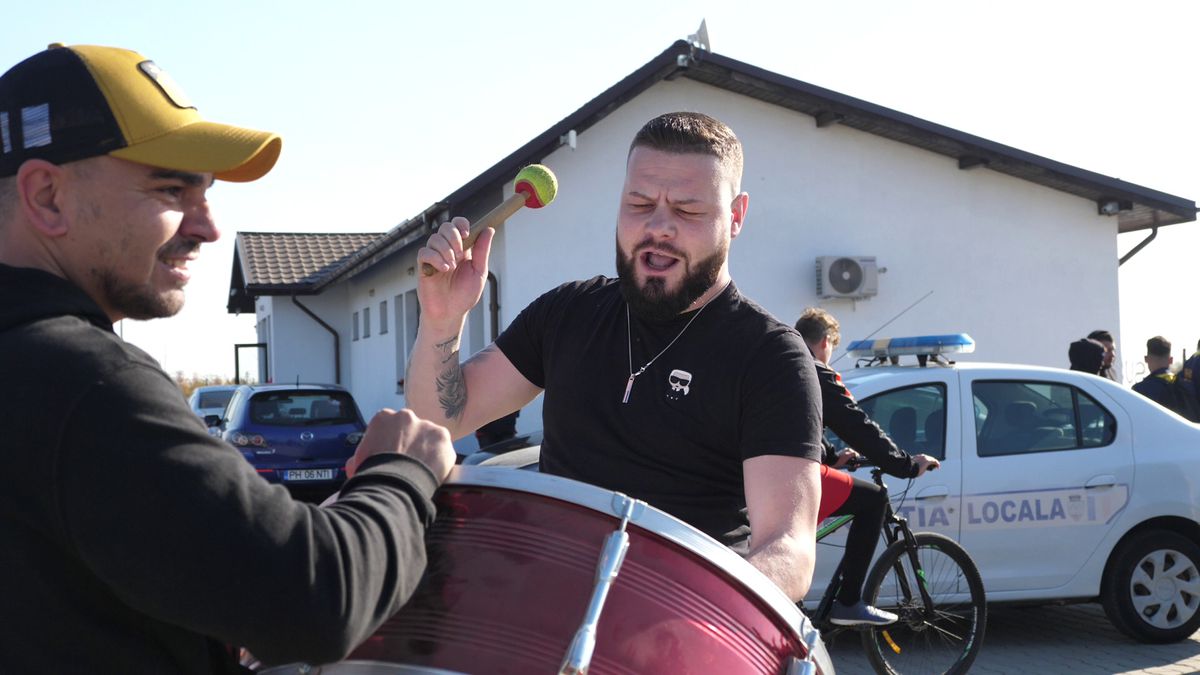 Show cu torțe și fumigene la Ariceștii Rahtivani - Prahova Nedelea + Mici, bere și o rivalitate incredibilă pe doi kilometri: „Cum să ținem cu Steaua sau cu Dinamo?”