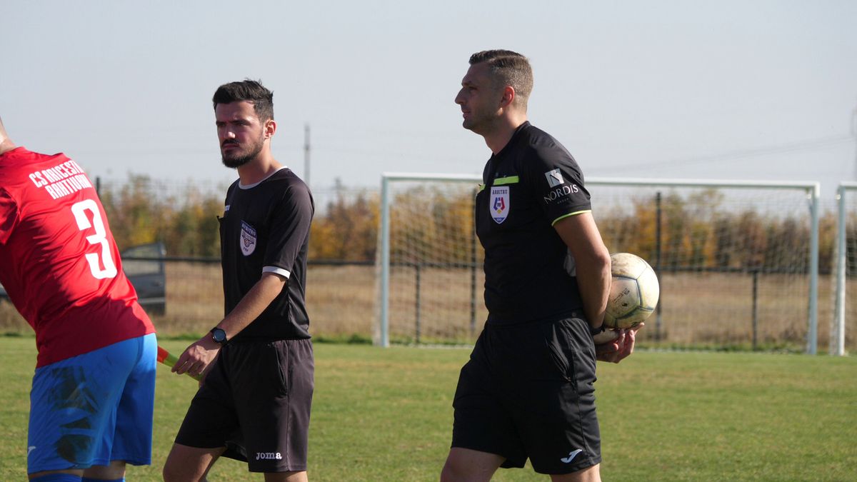 Show cu torțe și fumigene la Ariceștii Rahtivani - Prahova Nedelea + Mici, bere și o rivalitate incredibilă pe doi kilometri: „Cum să ținem cu Steaua sau cu Dinamo?”