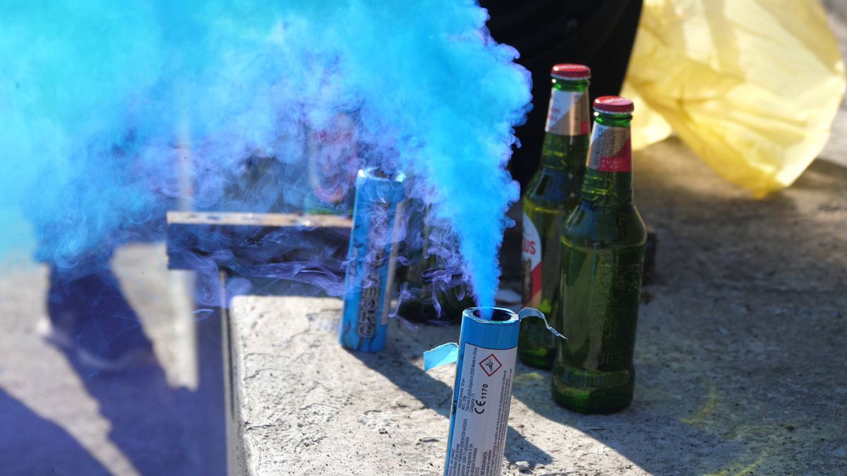 Show cu torțe și fumigene la Ariceștii Rahtivani - Prahova Nedelea + Mici, bere și o rivalitate incredibilă pe doi kilometri: „Cum să ținem cu Steaua sau cu Dinamo?”