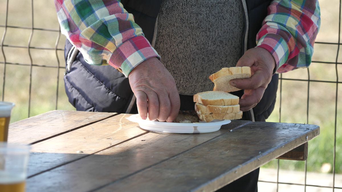Show cu torțe și fumigene la Ariceștii Rahtivani - Prahova Nedelea + Mici, bere și o rivalitate incredibilă pe doi kilometri: „Cum să ținem cu Steaua sau cu Dinamo?”