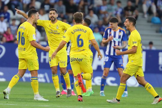 Florin Andone, primul din stânga, a înscris pentru Las Palmas // foto: Twitter @ UDLP_Oficial