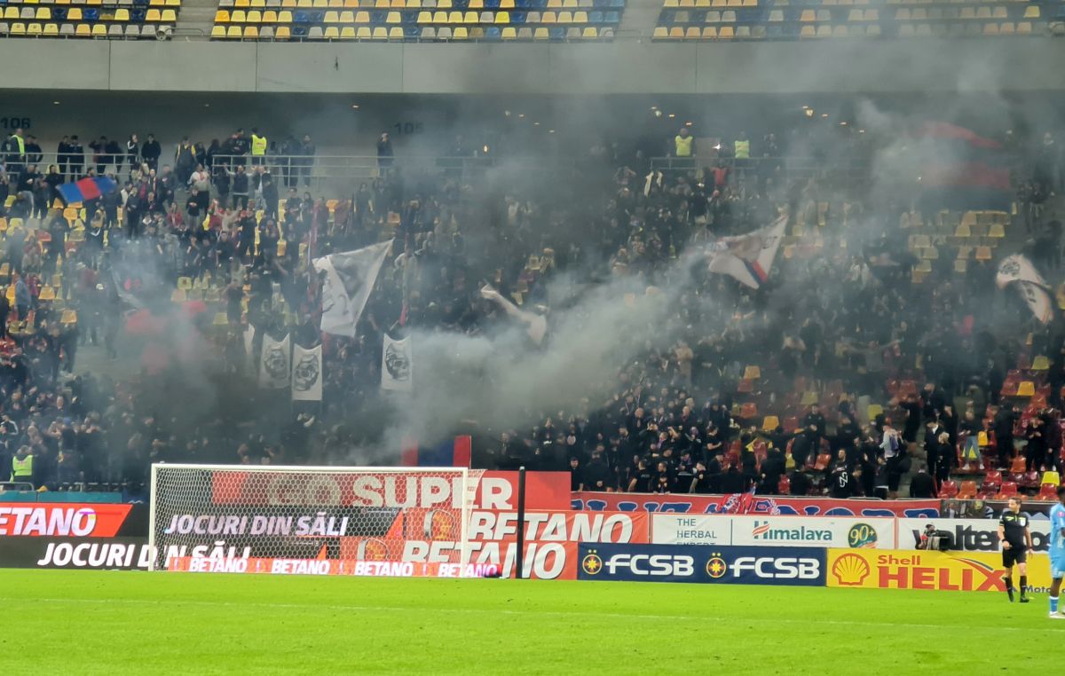 FCSB - UTA, întrerupt din cauza fanilor » Torțe și petarde pe Arena Națională