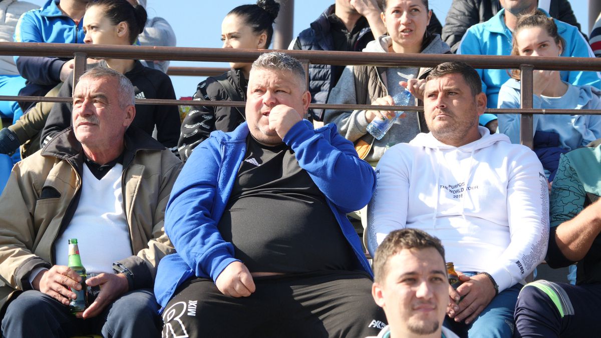 Show cu torțe și fumigene la Ariceștii Rahtivani - Prahova Nedelea + Mici, bere și o rivalitate incredibilă pe doi kilometri: „Cum să ținem cu Steaua sau cu Dinamo?”