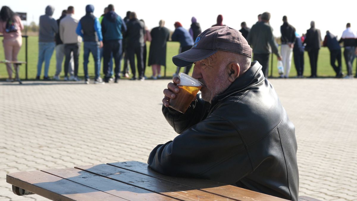 Show cu torțe și fumigene la Ariceștii Rahtivani - Prahova Nedelea + Mici, bere și o rivalitate incredibilă pe doi kilometri: „Cum să ținem cu Steaua sau cu Dinamo?”